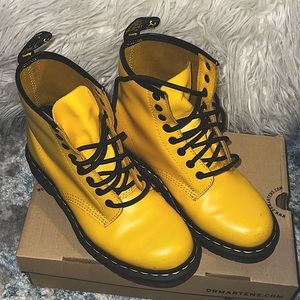 Dr. Martens 1460 SMOOTH LEATHER LACE UP BOOTS